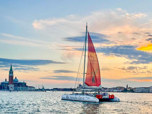 Smartbox - Alla scoperta di Venezia in catamarano: tour con musica e drink per 3 - Cofanetti Regalo Multiattività on Productcaster.