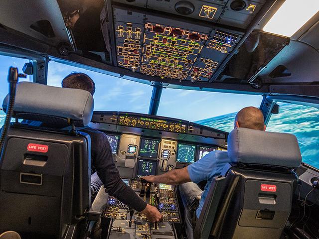 Smartbox - Flugträume erfüllen: 1 Session im Airbus A320 Simulator in Berlin - Geschenkideen on Productcaster.