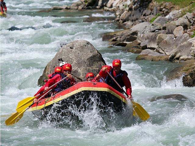 Smartbox - Avventura in Trentino: discesa Rafting in Val di Sole per 1 persona - Cofanetti Regalo Sport e Svago - Idee Regalo Natale on Productcaster.