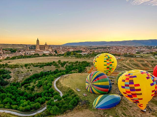 Smartbox - ¡Salamanca desde el aire!: 1 vuelo en globo de 1 hora con brindis y pícnic para 1 - Aventura on Productcaster.