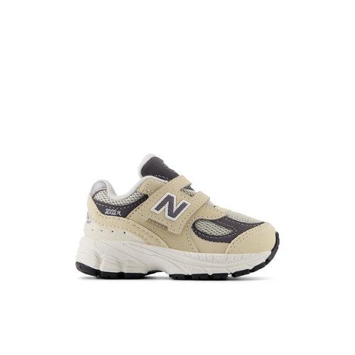 New Balance Infants' 2002 HOOK & LOOP in Beige/Grey Synthetic, size 4.5 on Productcaster.