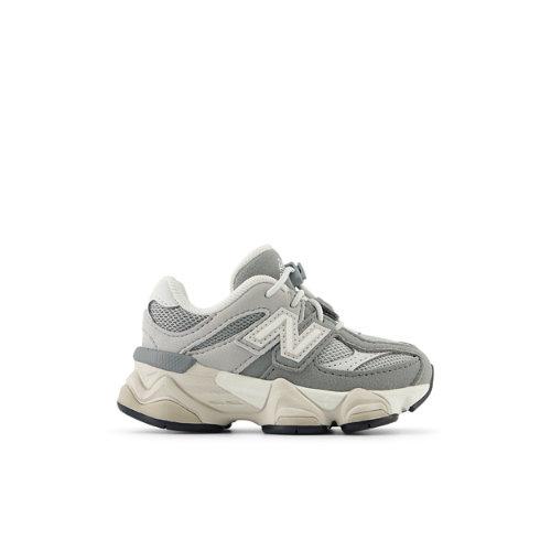 New Balance Enfant 9060 en Gris, Synthetic, Taille 25 on Productcaster.