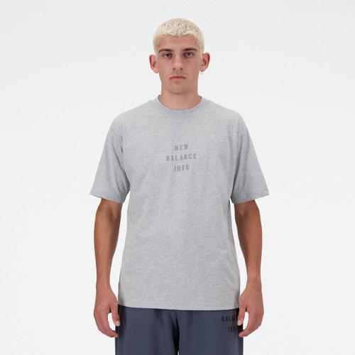 New Balance Hombre Iconic Collegiate Graphic T-Shirt in Gris, Cotton, Talla L on Productcaster.