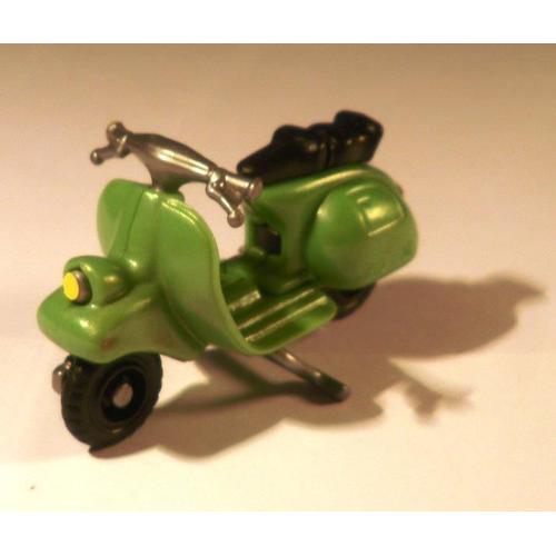 Figurine "Kinder" (2001) N°1 - Scooter Vert (K02n28 / K02-28) on Productcaster.