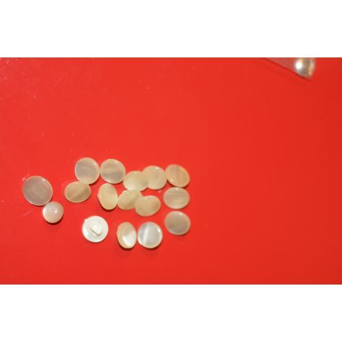 Lot De 16 Boutons Blancs, Diamètre De 1 Cm Environ on Productcaster.