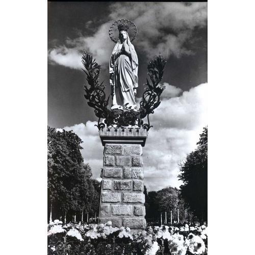 Carte Postale De Lourdes (Hautes Pyrénées) La Vierge Couronnée on Productcaster.