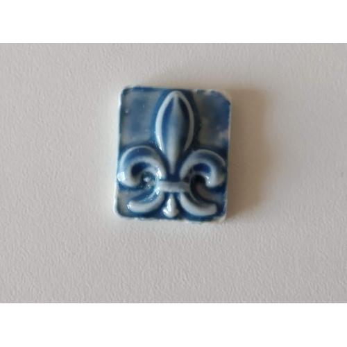 Fève Ancienne Plate Moyet Perrin Fleur De Lys Biscuit Émaillé Bleu on Productcaster.