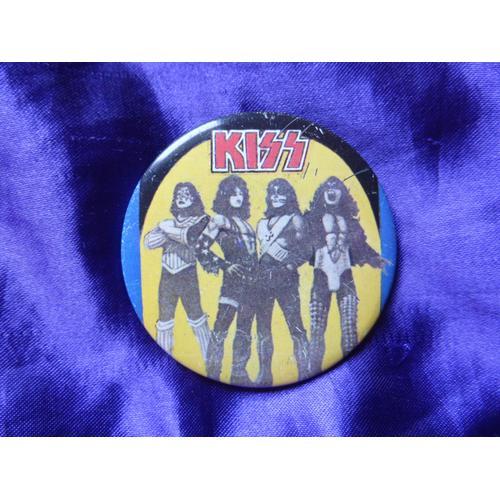 Kiss. Badge Grand Format Avec La Pochette De Love Gun En Noir Et Bl... on Productcaster.