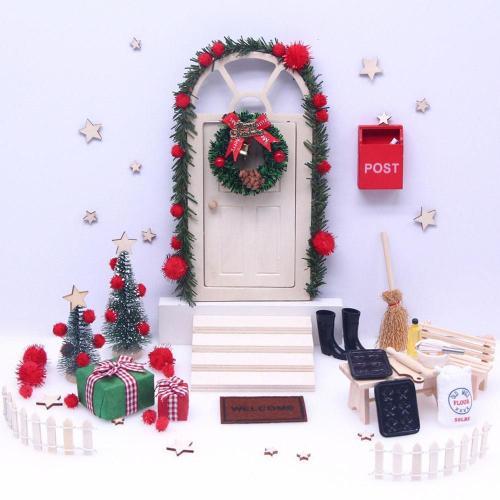 A Mini Decor De Scene De Cour De Noel 1:20 Modele De Chaise Darbre ... on Productcaster.