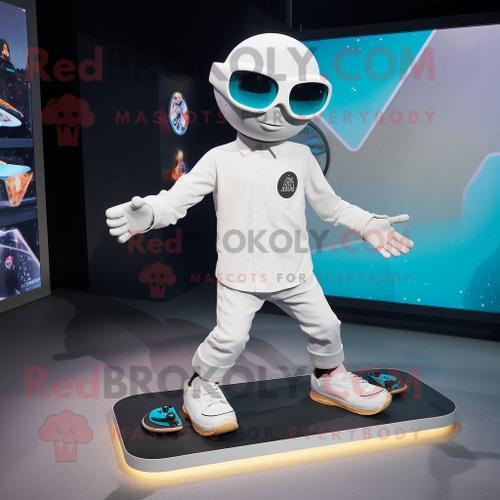 Personnage De Costume De Mascotte Redbrokoly De Skateboard Blanc Ha... on Productcaster.