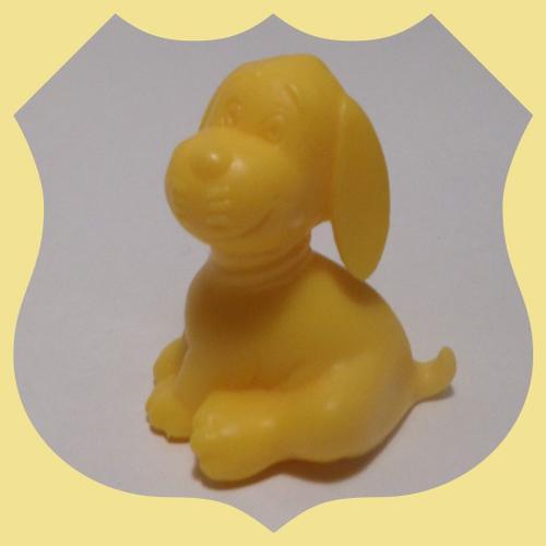 Figurine Les Animaux Domestiques - Chien Assis Jaune - 3cm on Productcaster.