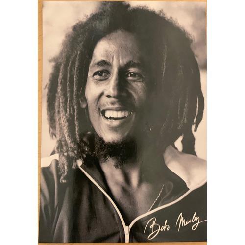 Bob Marley - Col Nom Blanc - 10x15cm - Carte Postale on Productcaster.