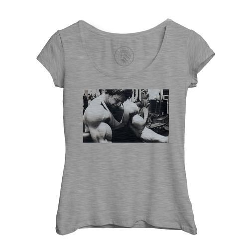 T-Shirt Femme Col Echancré Arnold Scharzenegger Monsieur Muscle Bod... on Productcaster.