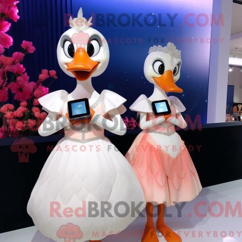 Costume De Mascotte Redbrokoly Peach Swans Habillé D Une Robe De So... on Productcaster.