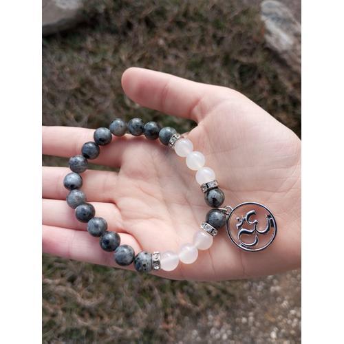 Bracelet En Labradorite Et Agate Blanche Avec Le Symbole Om on Productcaster.