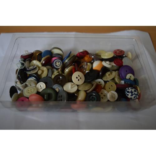 Lot 350 Boutons De Tous Genres Et Toutes Grosseurs on Productcaster.