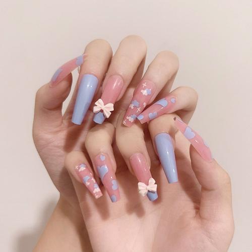 Faux Ongles La Fille Douce Bleu-Rose Bingtong Porte Une Manucure Fi... on Productcaster.