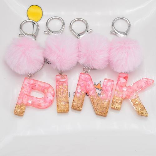 Porte-clés pompon rose avec lettres de l'alphabet anglais, avec... on Productcaster.