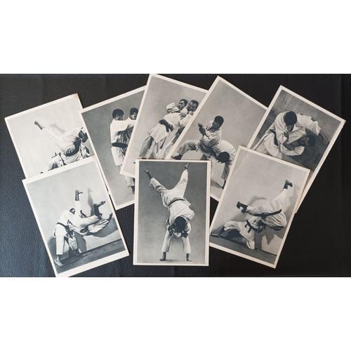 8 Photographies Anciennes De Judokas Japonais En N/B Sur Papier (E.... on Productcaster.