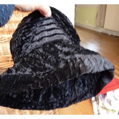 Chapeau En Velours Noir on Productcaster.