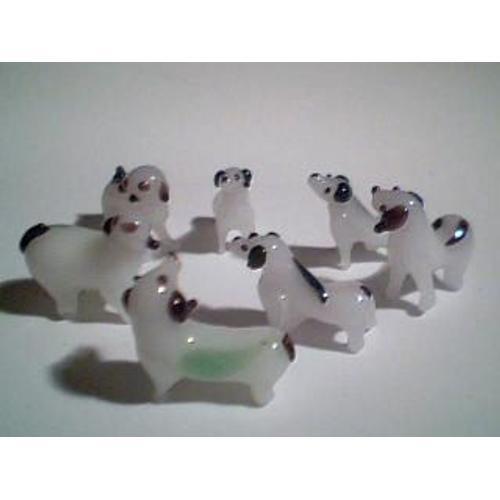 Sept Petits Chiens En Verre. Taille (H X L) : 15 X 10 Mm on Productcaster.