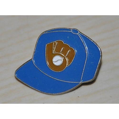 Pin's Casquette De Baseball Bleue Avec Gant Marron on Productcaster.