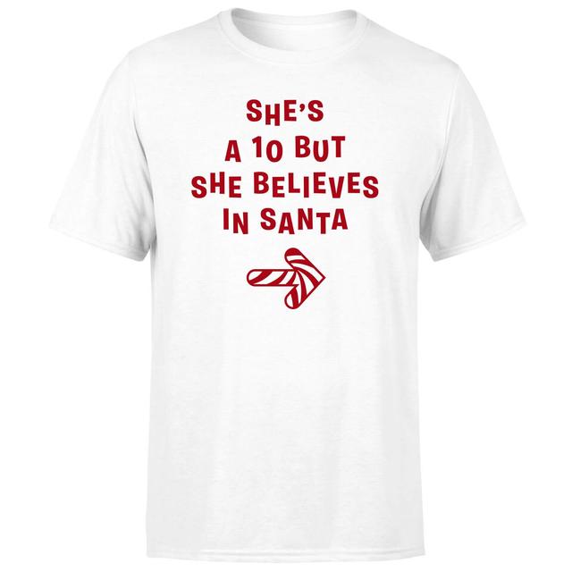 She's A 10 But She Believes In Santa Men's T-Shirt - White - S - Weiß on Productcaster.