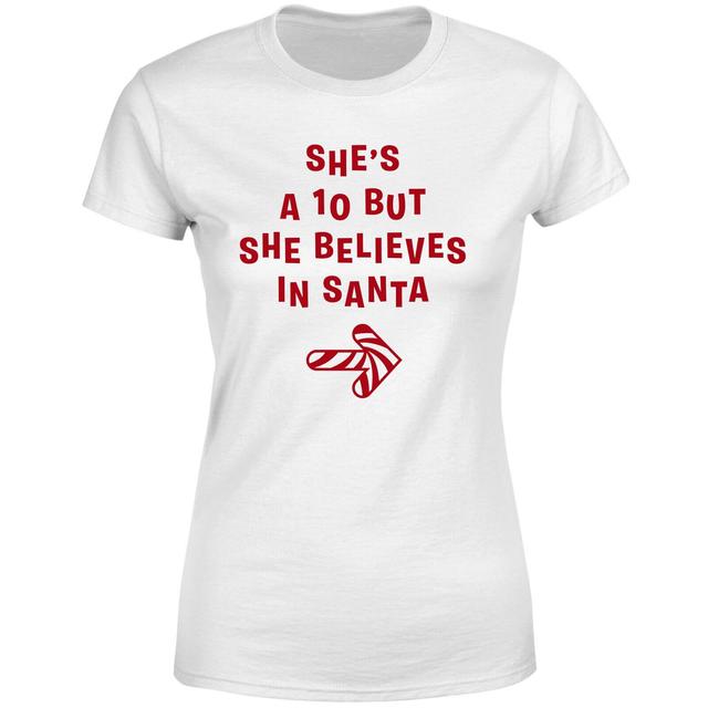 She's A 10 But She Believes In Santa Women's T-Shirt - White - XXL - Weiß on Productcaster.