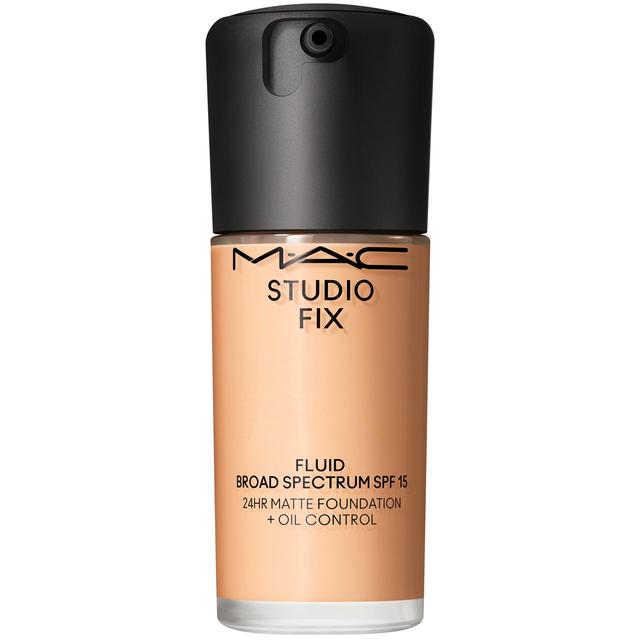 MAC Studio Fix Fluid Foundation Broad Spectrum SPF15 30ml (Various Shades) - NC18 on Productcaster.