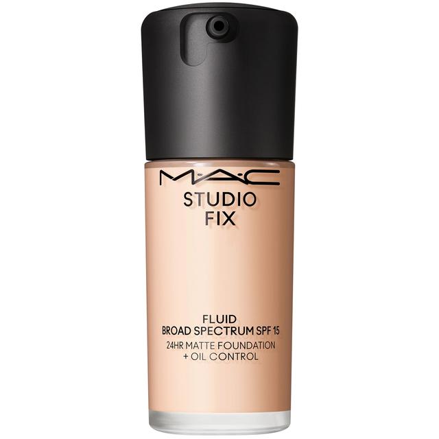 MAC Studio Fix Fluid Broad Spectrum SPF15 Foundation 30ml (Various Shades) - NW10 on Productcaster.