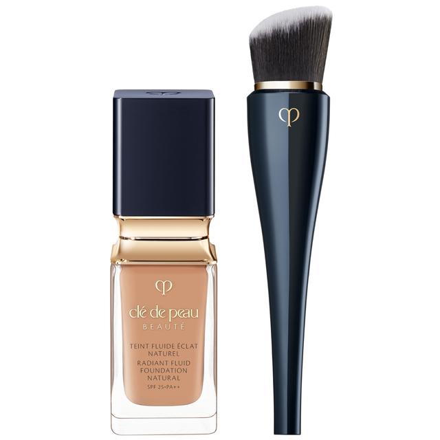 Clé de Peau Beauté Radiant Fluid Foundation Natural 35ml & Clé de Peau Beauté High Coverage Foundation Brush (Various Shades) - O50 on Productcaster.