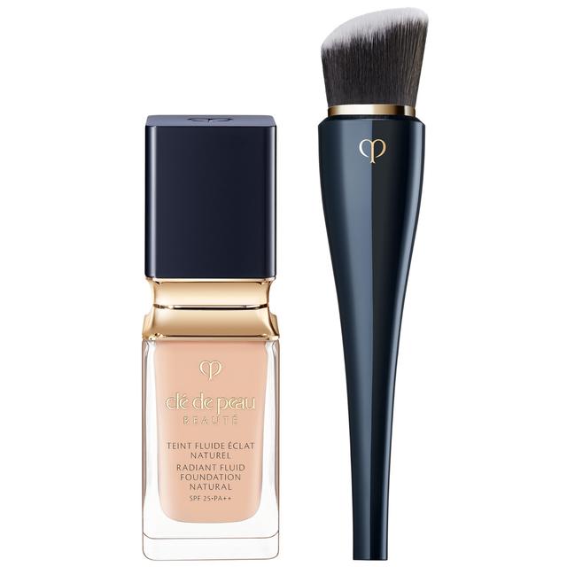 Clé de Peau Beauté Radiant Fluid Foundation Natural 35ml & Clé de Peau Beauté High Coverage Foundation Brush (Various Shades) - B00 on Productcaster.