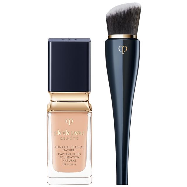 Clé de Peau Beauté Radiant Fluid Foundation Natural 35ml & Clé de Peau Beauté High Coverage Foundation Brush (Various Shades) - B10 on Productcaster.