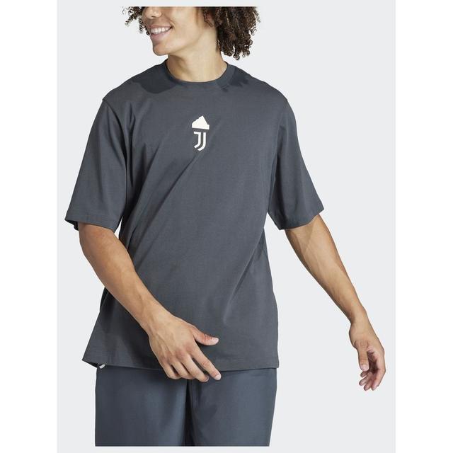 adidas Juventus Lfstlr Oversized Tee, størrelse ['Medium'] on Productcaster.