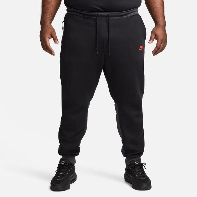 Nike Bas de Survêtement NSW Tech Fleece 24 - Noir/Gris/Rouge, pointure ['Small'] on Productcaster.