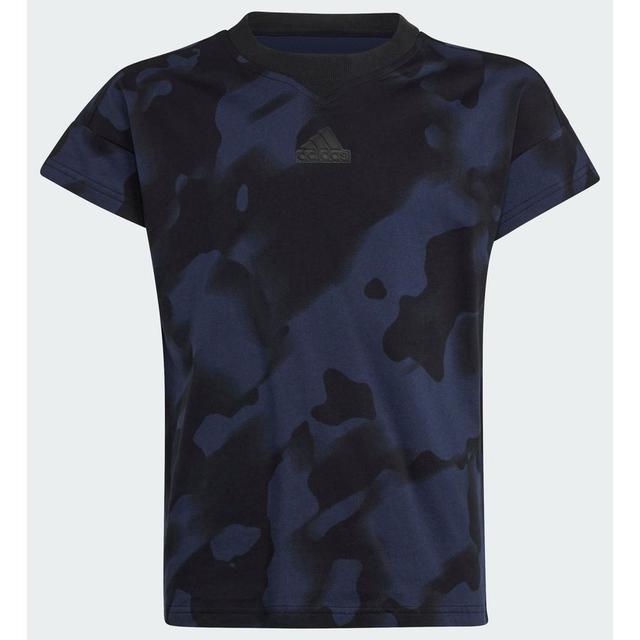 adidas Future Icons Camo Printed Tee Kids, størrelse 140 cm on Productcaster.