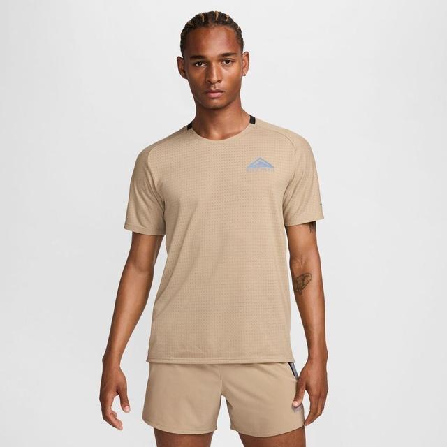 Nike Running Shirt Dri-fit Trail Solar Chase - Khaki/black, size X-Large on Productcaster.