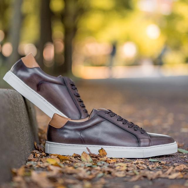 Bexley Zapatillas de hombre de piel - Chocolate patinado - 45 on Productcaster.