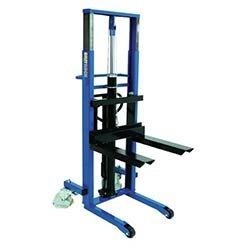 251 Kg Hydraulic Stacker Fork Height 2450mm With Adjustable Forks on Productcaster.