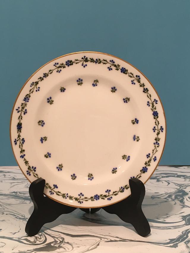 Set von zwei Vintage Royal Doulton Beilagentellern mit blauen Kornblumen. Schnittmuster E2791 on Productcaster.