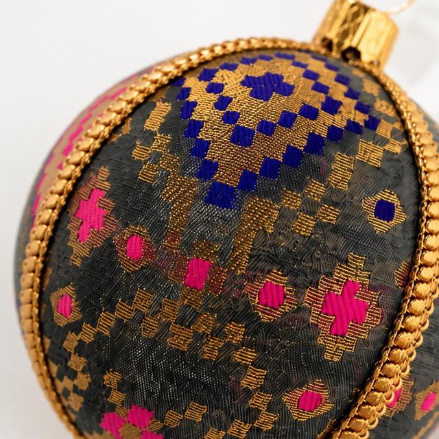 Handgefertigte, anthrazitfarbene, goldfarbene Schachbrett-Weihnachtskugel | Indischer Stoffschmuck (8 cm) on Productcaster.