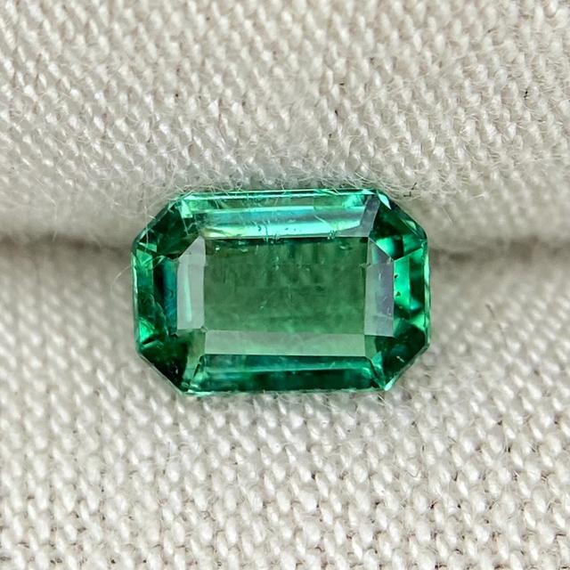Natürlicher achteckiger Smaragd | Leuchtendes Grün, gute Transparenz, Smaragdschliff, sambischer Smaragd für edlen Schmuck (6 x 4,1 x 2,8 mm), 0,40 ct on Productcaster.