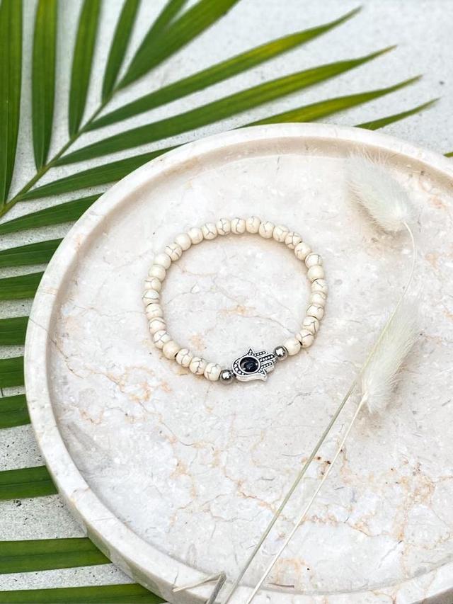 Cremefarbenes Fatima-Armband, Boho-Armband, Perlenarmband, handgefertigtes Boho-Armband, eleganter handgefertigter Schmuck, Urlaubsaccessoire aus Bali on Productcaster.