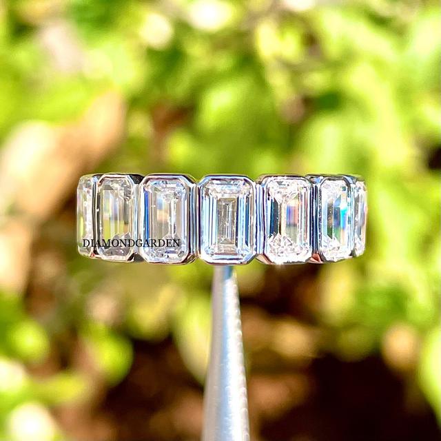 Moissanite Eternity Band im Smaragdschliff, 14K Weißgold Ehering, Lünette Set Smaragd Ring für Frauen, 950 Platin Ring, Smaragd Ring Geschenk on Productcaster.