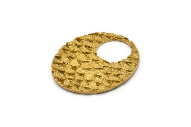 Wisiorek owalny z mosiądzu, 2 surowe mosiężne wisiorki z teksturą łuski ryby, zawieszki, kolczyki, elementy (32x27,5 mm) E401 on Productcaster.
