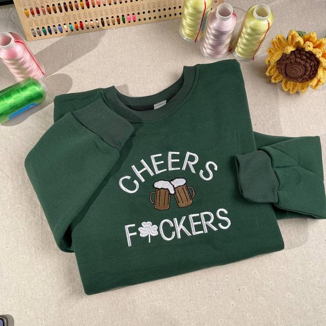 Besticktes St. Patrick's Day Sweatshirt, Cheers, lustiges irisches Trink-Shirt on Productcaster.