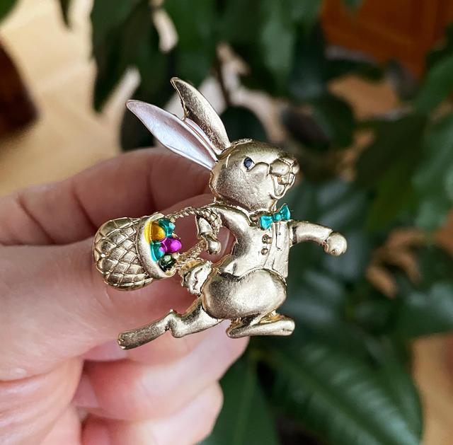 Goldfarbene Osterhasenbrosche mit Emaille-Korb, Hasen-Anstecknadel, Schmuckgeschenk im Vintage-Stil on Productcaster.