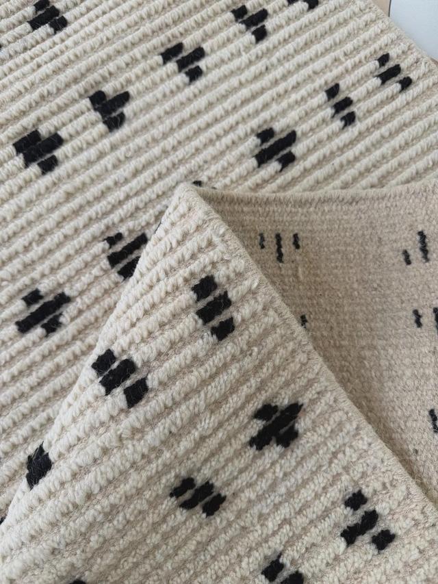 Handgeknüpfter, elfenbeinfarbener, beiger und schwarzer geometrischer Teppich, modernes minimalistisches Interieur on Productcaster.