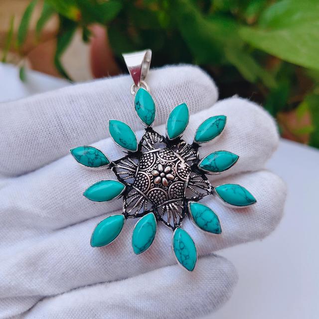 Handgefertigter Anhänger mit türkisfarbener Blume, versilbert, Boho-Charm, Vintage-Cluster-Marquise-Design on Productcaster.