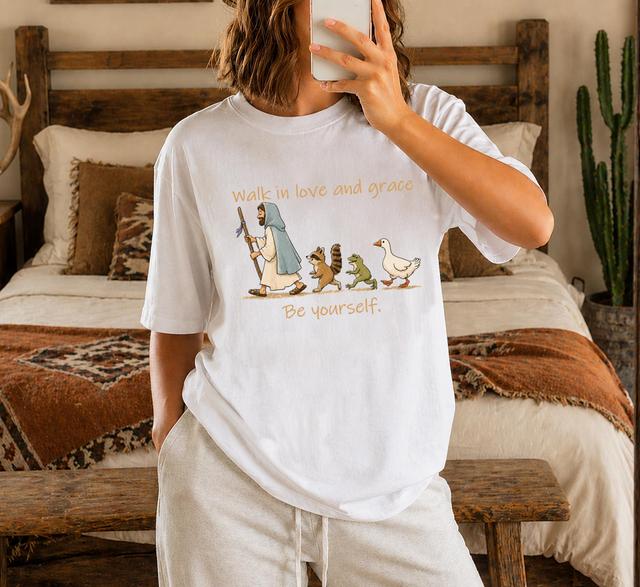 „Walk in Love and Grace"-Shirt, christliches Glaubens-Shirt, inspirierendes Jesus-Shirt, „Sei du selbst"-Shirt, christliches Geschenk, T-Shirt mit Gla on Productcaster.